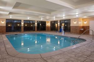 - une grande piscine dans une chambre d'hôtel dans l'établissement Homewood Suites by Hilton Fairfield-Napa Valley Area, à Cordelia Junction