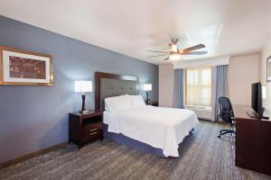 Homewood Suites by Hilton Fairfield-Napa Valley Area的电视和/或娱乐中心