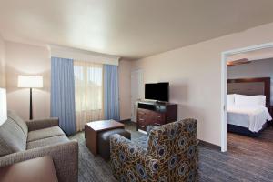 Homewood Suites by Hilton Fairfield-Napa Valley Area的电视和/或娱乐中心