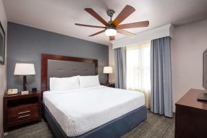 Homewood Suites by Hilton Fairfield-Napa Valley Area客房内的一张或多张床位