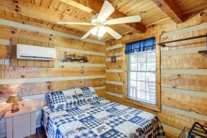- une chambre avec un lit et un ventilateur de plafond dans l'établissement Noes Rest Wheelchair-Friendly Cherokee Lake Cabin, à Bean Station