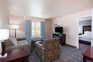 Homewood Suites by Hilton Fairfield-Napa Valley Area的电视和/或娱乐中心