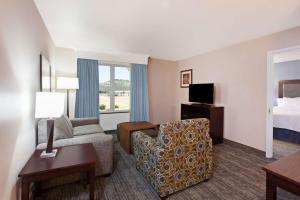 um quarto de hotel com um sofá, uma cadeira e uma cama em Homewood Suites by Hilton Fairfield-Napa Valley Area em Cordelia Junction