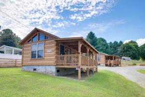 une grande maison en bois avec une grande terrasse dans l'établissement Noes Rest Wheelchair-Friendly Cherokee Lake Cabin, à Bean Station