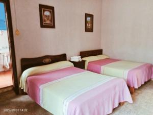 パツクアロにあるHotel Casa del Artilleroのベッド2台が備わる部屋
