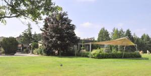 a tent in the yard of a house at Hotel Westfalen Hof in Rahden