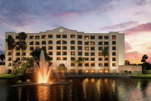 um hotel com uma fonte em frente a um edifício em Hilton Boca Raton Suites em Boca Raton