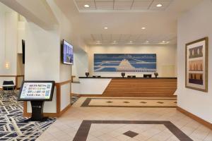 Embassy Suites Boston at Logan Airport في بوسطن: إطلالة على غرفة محكمة مع تلافي