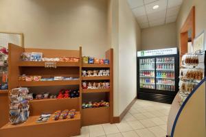 Supermarket nebo jiné obchody v  hotelu nebo okolí