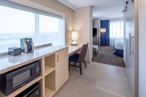 Kuchyň nebo kuchyňský kout v ubytování Embassy Suites Boston at Logan Airport