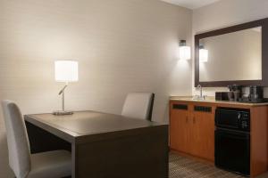 Kuchyň nebo kuchyňský kout v ubytování Embassy Suites Boston at Logan Airport
