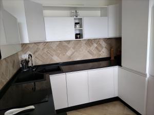 Η κουζίνα ή μικρή κουζίνα στο Sherden - Esmeralda Luxury Apartment