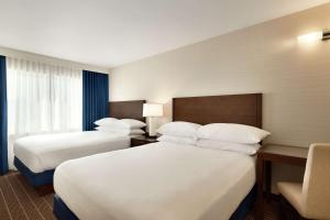 Postel nebo postele na pokoji v ubytování Embassy Suites Boston at Logan Airport