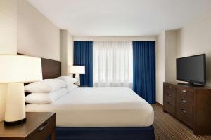 Postel nebo postele na pokoji v ubytování Embassy Suites Boston at Logan Airport