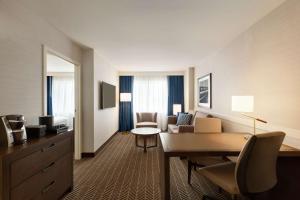 TV a/nebo společenská místnost v ubytování Embassy Suites Boston at Logan Airport