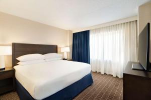 Postel nebo postele na pokoji v ubytování Embassy Suites Boston at Logan Airport