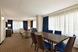 Posezení v ubytování Embassy Suites Boston at Logan Airport