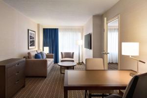 Posezení v ubytování Embassy Suites Boston at Logan Airport