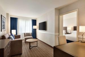 TV a/nebo společenská místnost v ubytování Embassy Suites Boston at Logan Airport