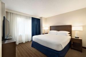 Postel nebo postele na pokoji v ubytování Embassy Suites Boston at Logan Airport