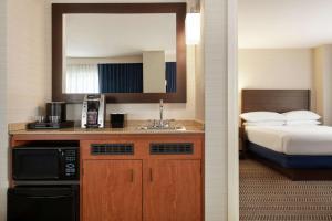 Kuchyň nebo kuchyňský kout v ubytování Embassy Suites Boston at Logan Airport