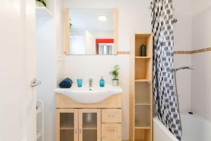 un baño con lavabo y espejo en Palm Suite, en Torremolinos 25 fotos más