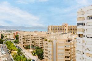 una vista aérea de una ciudad con edificios altos en Palm Suite, en Torremolinos