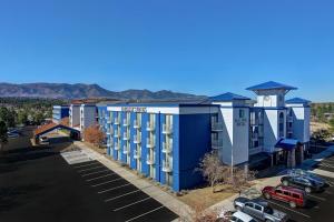een luchtzicht op een hotel op een parkeerplaats bij Embassy Suites by Hilton Colorado Springs in Colorado Springs