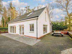 Tòa nhà nơi biệt thự tọa lạc