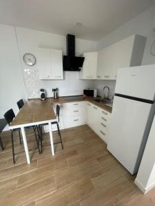 A kitchen or kitchenette at Apartamento D&L