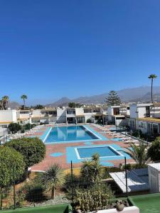 vista sulla piscina di un resort di Apartamento D&L a Costa Del Silencio