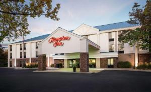 a hotel with a sign for the hampton inn at Hampton Inn Loveland in Loveland