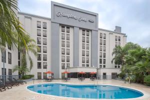 an exterior view of the hampton inn suites anaheim at Hampton by Hilton Monterrey Galerias Obispado in Monterrey