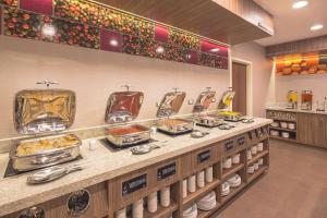 un buffet en un restaurante con mucha comida en Hampton by Hilton Monterrey Galerias Obispado, en Monterrey