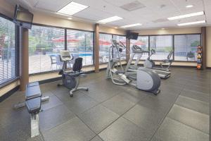 un gimnasio con cintas de correr y elípticas en un edificio en Hampton by Hilton Monterrey Galerias Obispado, en Monterrey