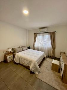 um quarto com uma cama grande e uma janela em Lovely & cozy 1 bedroom serviced apartment em Acra