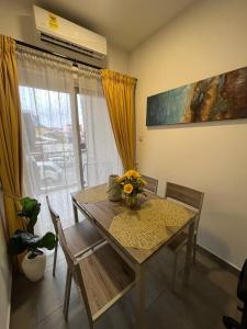 uma sala de jantar com uma mesa e cadeiras e uma janela em Lovely & cozy 1 bedroom serviced apartment em Acra