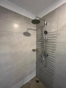 y baño con cabina de ducha con cabezal de ducha. en Lovely & cozy 1 bedroom serviced apartment en Accra