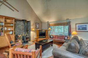 A seating area at Cozy Bear Cabin