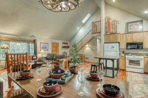 uma cozinha e sala de estar com mesa e cadeiras em Cozy Bear Cabin em Welches