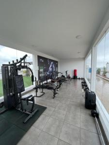 un gimnasio con una fila de máquinas de correr en un edificio en Lovely & cozy 1 bedroom serviced apartment en Accra