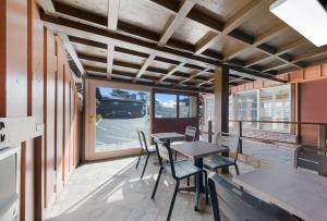 een kamer met tafels en stoelen op een balkon bij Clarion Collection Wilkie's Inn Pacific Grove - Monterey in Pacific Grove