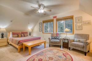 um quarto com uma cama, um sofá e uma cadeira em Cozy Bear Cabin em Welches