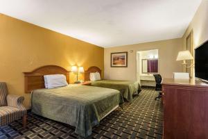 Ένα ή περισσότερα κρεβάτια σε δωμάτιο στο Rodeway Inn Denmark-Jackson