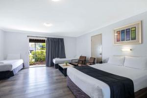 Habitación de hotel con 2 camas y ventana en Comfort Inn North Brisbane en Brisbane