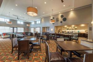 un restaurante con mesas y sillas y un bar en Homewood Suites by Hilton Boston Marlborough, en Berlin