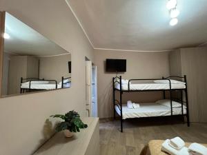 Zimmer mit 2 Etagenbetten und einem Spiegel in der Unterkunft Giadahouse in Vico nel Lazio