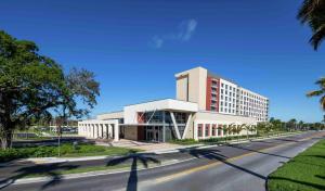 a building on the side of a road at Hilton Miami Dadeland in South Miami