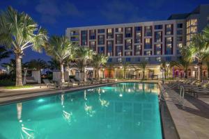 Bazén v ubytování Hilton Miami Dadeland nebo v jeho okolí