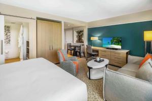 Postel nebo postele na pokoji v ubytování Hilton Miami Dadeland